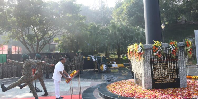 বিজয় দিবস উপলক্ষে শহিদদের স্মৃতিতে শ্রদ্ধার্ঘ্য অর্পণ করলেন রাজ্যপাল।