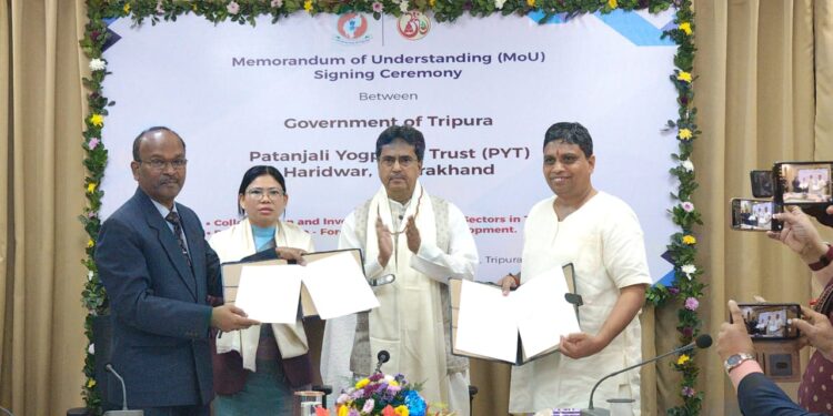পতঞ্জলি ট্রাস্টের সঙ্গে রাজ্য সরকারের সমঝোতা স্মারক স্বাক্ষর উপলক্ষে আয়োজিত অনুষ্ঠানে মুখ্যমন্ত্রী।