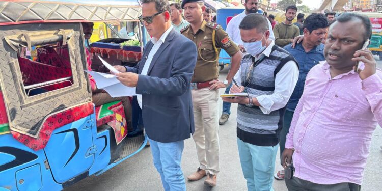 বটতলায় শিব মন্দির সংলগ্ন এলাকায় ইলিগ্যাল পার্কিং বিরোধী বিশেষ অভিযান চালাল এমভিআই। যানজট নিয়ন্ত্রণে কড়াকড়ি ব্যবস্থা।