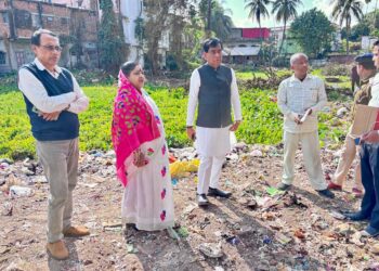 রামনগর এলাকার দীর্ঘদিনের জলের সমস্যার সমাধানে বড় পদক্ষেপ। রাজধানীর বাণী বিদ্যাপীঠ স্কুল প্রাঙ্গণে নির্মিত হতে চলেছে ওভারহেড জলের ট্যাংক, যা যুক্ত থাকবে নতুন জল শোধনাগার প্রকল্পের সঙ্গে। বুধবার বাস্তব পরিস্থিতি খতিয়ে দেখতে পরিদর্শনে আসেন আগরতলা পুরনিগমের মেয়র দীপক মজুমদার। তাঁর সঙ্গে উপস্থিত ছিলেন জল বোর্ড ও পুরনিগমের আধিকারিকরা। মেয়র জানান—প্রায় ২২ কোটি টাকা ব্যয়ের এই প্রকল্প বাস্তবায়িত হলে রামনগর ও আশপাশ মিলিয়ে প্রায় ২৭০০ পরিবার জল সংযোগের সুবিধা পাবে। দ্রুত কাজ শেষ করে এলাকার বাসিন্দাদের পানীয় জলের কষ্ট দূর করাই সরকারের লক্ষ্য।