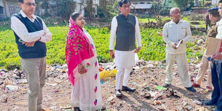 রামনগর এলাকার দীর্ঘদিনের জলের সমস্যার সমাধানে বড় পদক্ষেপ। রাজধানীর বাণী বিদ্যাপীঠ স্কুল প্রাঙ্গণে নির্মিত হতে চলেছে ওভারহেড জলের ট্যাংক, যা যুক্ত থাকবে নতুন জল শোধনাগার প্রকল্পের সঙ্গে। বুধবার বাস্তব পরিস্থিতি খতিয়ে দেখতে পরিদর্শনে আসেন আগরতলা পুরনিগমের মেয়র দীপক মজুমদার। তাঁর সঙ্গে উপস্থিত ছিলেন জল বোর্ড ও পুরনিগমের আধিকারিকরা। মেয়র জানান—প্রায় ২২ কোটি টাকা ব্যয়ের এই প্রকল্প বাস্তবায়িত হলে রামনগর ও আশপাশ মিলিয়ে প্রায় ২৭০০ পরিবার জল সংযোগের সুবিধা পাবে। দ্রুত কাজ শেষ করে এলাকার বাসিন্দাদের পানীয় জলের কষ্ট দূর করাই সরকারের লক্ষ্য।