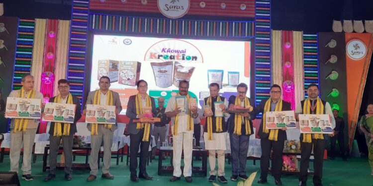 পঞ্চম দিনে হাঁপানিয়াস্থিত আন্তর্জাতিক মেলা প্রাঙ্গণে জমজমাট কুড়িতম আঞ্চলিক সরস মেলা। এদিন মেলা প্রাঙ্গণ পরিদর্শনে উপস্থিত ছিলেন রাজ্যপাল ইন্দ্র সেনা রেড্ডি নাল্লু। বিভিন্ন স্টল ঘুরে স্ব–সহায়ক দলের সদস্যদের সঙ্গে মতবিনিময় করেন তিনি। ত্রিপুরা গ্রামীণ জিবীকা মিশন সূত্রে জানা গেছে, প্রথম তিন দিনে মেলায় বিক্রি হয়েছে ২ কোটি ৭৪ লক্ষ টাকার সামগ্রী—প্রতিদিন প্রায় ৯০ থেকে ৯২ লক্ষ টাকার ব্যবসা হচ্ছে। আজকের এই অনুষ্ঠানে মঞ্চে উপস্থিত ছিলেন পশ্চিম ত্রিপুরা জিলা পরিষদের ভারপ্রাপ্ত সভাধিপতি বিশ্বজিৎ শীল, পশ্চিম জেলার অতিরিক্ত জেলা শাসক অরূপ দেব, টিআরএলএম-এর সিইও তড়িৎ কান্তি চাকমা ও অতিরিক্ত সিইও সুব্রত মজুমদার। আগামী ২৬ ডিসেম্বর পর্যন্ত চলবে সরস মেলা।