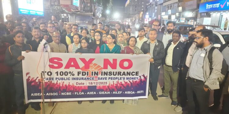 বিদেশি বিনিয়োগ ও বেসরকারিকরণের বিরোধিতায় ব্যাঙ্ক ও বিমা কর্মীদের বিক্ষোভ। সরকারি খাতে স্থায়িত্ব ও নিরাপত্তা রক্ষার দাবিতে আজ জোরালো প্রতিবাদ।