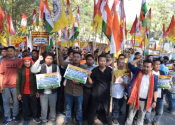 বাংলাদেশের নেতাদের উস্কানিমূলক মন্তব্যের প্রতিবাদে আগরতলার বাংলাদেশ সহকারী হাইকমিশন অফিসের সামনে বিক্ষোভে সামিল হল মথা কর্মীরা।