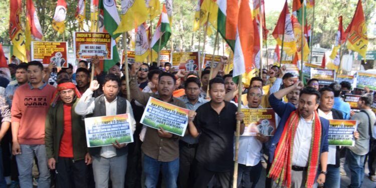 বাংলাদেশের নেতাদের উস্কানিমূলক মন্তব্যের প্রতিবাদে আগরতলার বাংলাদেশ সহকারী হাইকমিশন অফিসের সামনে বিক্ষোভে সামিল হল মথা কর্মীরা।