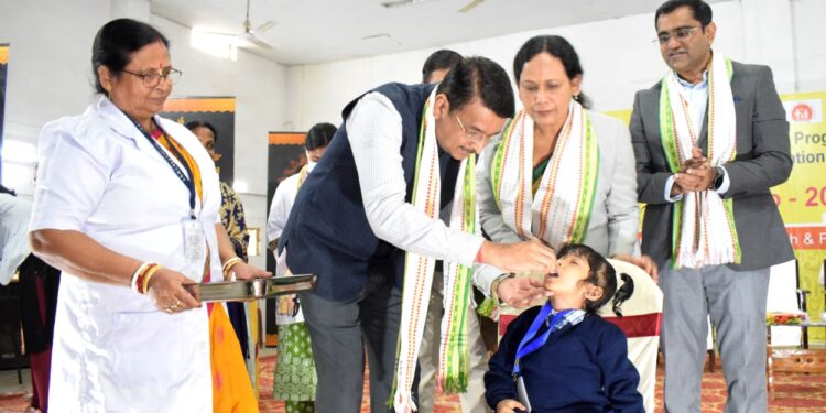রাজ্যজুড়ে পোলিও টিকাকরণ কর্মসূচির সূচনা। আগরতলার মহারানী তুলসী বতি বালিকা বিদ্যালয় থেকে উদ্বোধন করেন স্বাস্থ্য সচিব কিরণ গিত্যে। শিশুদের পোলিওমুক্ত ভবিষ্যতের লক্ষ্যে স্বাস্থ্য দপ্তরের উদ্যোগ