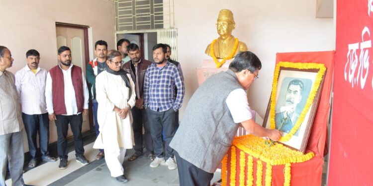 যথাযোগ্য মর্যাদায় সিপি আই এম রাজ্য দপ্তরে স্তালিনের জন্মদিন পালন করা হয়। উপস্থিত ছিলেন বিরোধী দলনেতা জিতেন চৌধুরী সহ অন্যান্যরা