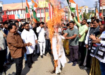 আগরতলা কংগ্রেস ভবন থেকে MGN রেগার নাম পরিবর্তন নিয়ে এক বিক্ষোভ কর্মসূচি অনুষ্ঠিত হয়। বিক্ষোভ কর্মসূচি শেষে প্রধানমন্ত্রী নরেন্দ্র মোদির কোষ পুতুলিকা পোড়ানো হয়।