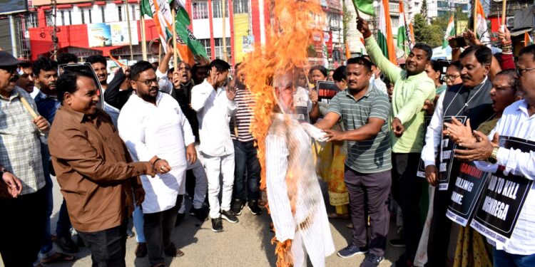 আগরতলা কংগ্রেস ভবন থেকে MGN রেগার নাম পরিবর্তন নিয়ে এক বিক্ষোভ কর্মসূচি অনুষ্ঠিত হয়। বিক্ষোভ কর্মসূচি শেষে প্রধানমন্ত্রী নরেন্দ্র মোদির কোষ পুতুলিকা পোড়ানো হয়।