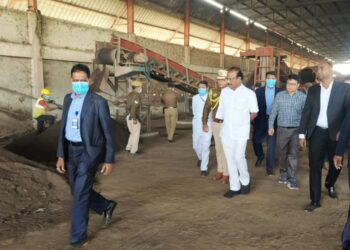 আগরতলা পুর নিগমের বর্জ্য প্রক্রিয়াকরণ কেন্দ্র পরিদর্শনে দেবেন্দ্রনগরে যান রাজ্যপাল ইন্দ্র সেনা রেড্ডী নাল্লু। কাজের অগ্রগতি দেখে সন্তোষ প্রকাশের পাশাপাশি কেন্দ্রের গাইডলাইন মেনে পরিচালনার পরামর্শ দেন তিনি।