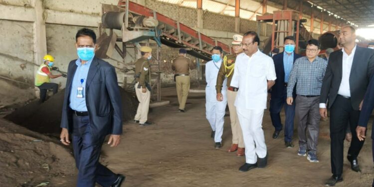 আগরতলা পুর নিগমের বর্জ্য প্রক্রিয়াকরণ কেন্দ্র পরিদর্শনে দেবেন্দ্রনগরে যান রাজ্যপাল ইন্দ্র সেনা রেড্ডী নাল্লু। কাজের অগ্রগতি দেখে সন্তোষ প্রকাশের পাশাপাশি কেন্দ্রের গাইডলাইন মেনে পরিচালনার পরামর্শ দেন তিনি।