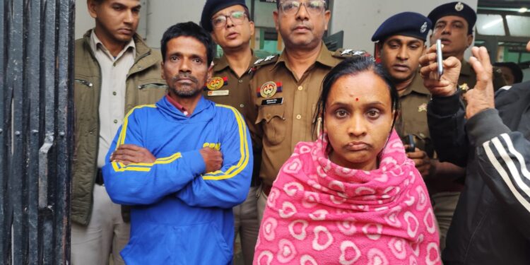 টাকার লোভে বৃদ্ধা সুলেখা দে-কে খুনের অভিযোগে মেয়ে ও জামাতার বিরুদ্ধে চাঞ্চল্যকর তথ্য প্রকাশ। আগরতলার পশ্চিম ভুবনবন এলাকার ঘটনায় পশ্চিম আগরতলা থানার পুলিশ অভিযুক্ত বুল্টি দেব ও বিষ্ণু দেবকে গ্রেফতার করেছে।