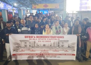 ব্যাংকে পর্যাপ্ত কর্মী নিয়োগের দাবিতে ইউনাইটেড ফোরাম অফ ব্যাংক ইউনিয়নের ত্রিপুরা রাজ্য কমিটির ডাকে আজ মেলারমাঠের এসবিআই শাখার সামনে বিক্ষোভ-ধর্নায় শামিল হন সংগঠনের কর্মীরা। উপস্থিত ছিলেন রাজ্য কমিটির কনভেনর সঞ্জয় দত্ত।