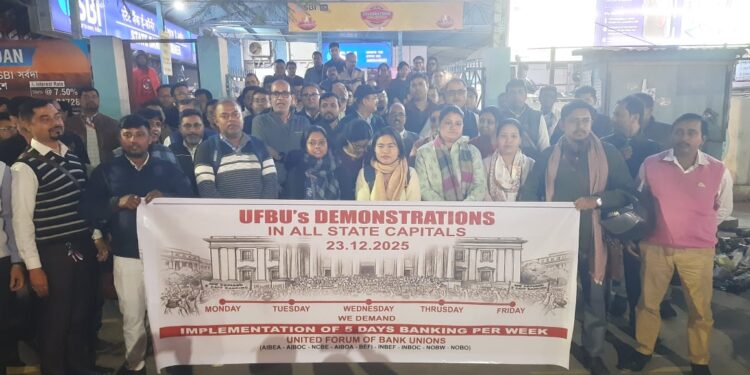 ব্যাংকে পর্যাপ্ত কর্মী নিয়োগের দাবিতে ইউনাইটেড ফোরাম অফ ব্যাংক ইউনিয়নের ত্রিপুরা রাজ্য কমিটির ডাকে আজ মেলারমাঠের এসবিআই শাখার সামনে বিক্ষোভ-ধর্নায় শামিল হন সংগঠনের কর্মীরা। উপস্থিত ছিলেন রাজ্য কমিটির কনভেনর সঞ্জয় দত্ত।