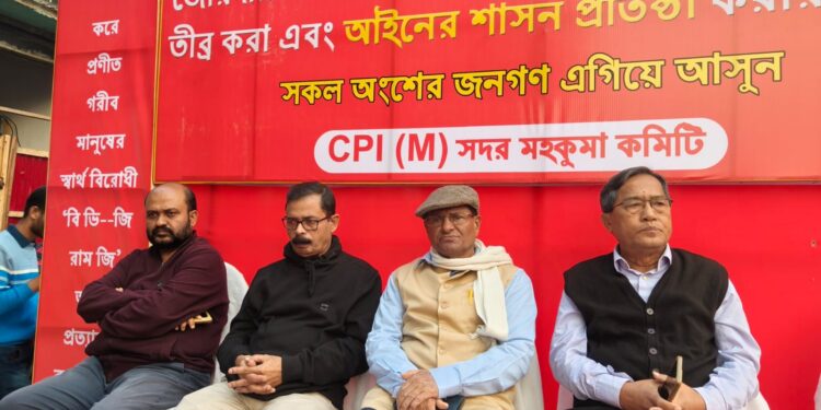 রাজ্যের মানুষ ভালো নেই, এই রাজ্যকে বাঁচাতে হবে। রামনগরে দাঁড়িয়ে শাসক দলের কর্মীদের উদ্দেশে বিজেপি বন্ধুদের এগিয়ে আসার আহ্বান জানালেন বিরোধী দলনেতা জীতেন্দ্র চৌধুরী।