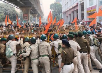 বাংলাদেশে হিন্দুদের উপর ধারাবাহিক হামলার প্রতিবাদে আজ বিশ্ব হিন্দু পরিষদ ও বজরং দলের পশ্চিম জেলা কমিটির উদ্যোগে বিক্ষোভ মিছিল অনুষ্ঠিত হয়।
