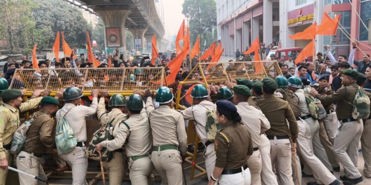 বাংলাদেশে হিন্দুদের উপর ধারাবাহিক হামলার প্রতিবাদে আজ বিশ্ব হিন্দু পরিষদ ও বজরং দলের পশ্চিম জেলা কমিটির উদ্যোগে বিক্ষোভ মিছিল অনুষ্ঠিত হয়।