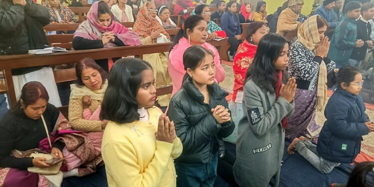 যিশুখ্রিস্টের জন্মদিন উপলক্ষে আগরতলা খয়েরপুরের মরিয়ম নগর চার্চে বিশেষ প্রার্থনার আয়োজন করা হয়। প্রার্থনা শেষে কেক কাটা ও আতশবাজির মাধ্যমে আনন্দঘন পরিবেশে বড়দিন উদযাপন করা হয়।