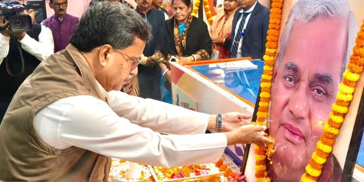 ভারতরত্ন প্রাক্তন প্রধানমন্ত্রী অটল বিহারী বাজপেয়ীর ১০০তম জন্মবার্ষিকী উপলক্ষে বিজেপি প্রদেশ কার্যালয়ে শ্রদ্ধাঞ্জলি ও স্মরণসভা অনুষ্ঠিত হয়।