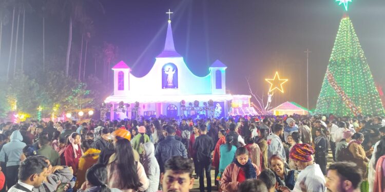 প্রত্যেক বছরের মতো এবারও আগরতলার মরিয়ম নগরের গির্জা প্রাঙ্গণে বড়দিন উপলক্ষে বসেছে ঐতিহ্যবাহী মেলা। মেলা প্রাঙ্গণে উপচে পড়া ভিড়, আলো-রঙ ও উৎসবমুখর পরিবেশে ছড়িয়ে পড়েছে আনন্দের আমেজ। ধর্মীয় ভাবগাম্ভীর্য ও উৎসবের উচ্ছ্বাসে একাত্ম হয়ে বড়দিন উদযাপনে সামিল হয়েছেন নানা বয়সের মানুষ।