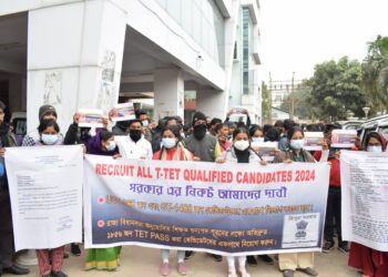 টেট উত্তীর্ণ কর্মপ্রার্থীদের শিক্ষা ভবন ঘেরাও কর্মসূচিকে কেন্দ্র করে মোতায়েন করা হয় পুলিশ বাহিনী। রাজধানীর শিক্ষা ভবনে নিয়োগের দাবিতে ঘেরাও-বিক্ষোভে সামিল হন কর্মপ্রার্থীরা।