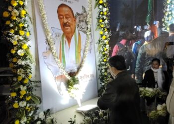 আমি মরব না, আমি আছি’—এই কথাই ছিল তাঁর শেষ বার্তা। কিন্তু আর ফিরে এলেন না জননেতা সুরজিৎ দত্ত। প্রয়াত প্রাক্তন বিধায়ক সুরজিৎ দত্তের স্মৃতিচারণ করতে গিয়ে নিজের সঙ্গে শেষ কথোপকথনের স্মৃতি তুলে ধরলেন মুখ্যমন্ত্রী ডাঃ মানিক সাহা।