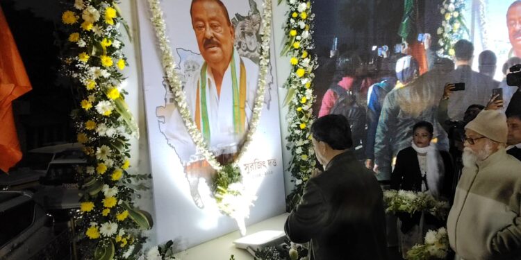 আমি মরব না, আমি আছি’—এই কথাই ছিল তাঁর শেষ বার্তা। কিন্তু আর ফিরে এলেন না জননেতা সুরজিৎ দত্ত। প্রয়াত প্রাক্তন বিধায়ক সুরজিৎ দত্তের স্মৃতিচারণ করতে গিয়ে নিজের সঙ্গে শেষ কথোপকথনের স্মৃতি তুলে ধরলেন মুখ্যমন্ত্রী ডাঃ মানিক সাহা।