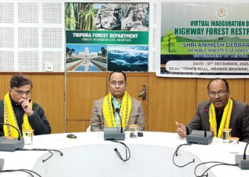 জাতীয় সড়কে চলাচলকারী যানচালক ও পথযাত্রীদের জন্য স্বস্তির বার্তা। আজ বনদপ্তরের অরণ্য ভবন থেকে ভার্চুয়ালি উদ্বোধন হল রাজ্য বন দপ্তরের ‘হাইওয়ে ফরেস্ট রেস্টরুমস’ উদ্যোগ।