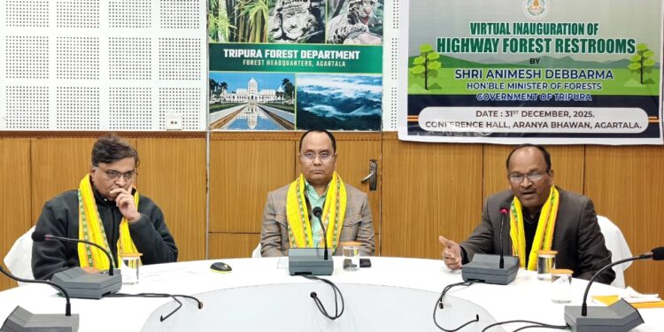 জাতীয় সড়কে চলাচলকারী যানচালক ও পথযাত্রীদের জন্য স্বস্তির বার্তা। আজ বনদপ্তরের অরণ্য ভবন থেকে ভার্চুয়ালি উদ্বোধন হল রাজ্য বন দপ্তরের ‘হাইওয়ে ফরেস্ট রেস্টরুমস’ উদ্যোগ।