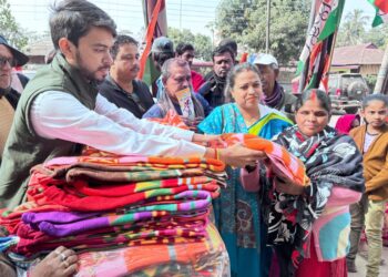 প্রতিষ্ঠা দিবসে মানবিক উদ্যোগ ত্রিপুরা প্রদেশ তৃণমূল কংগ্রেসের। বনমালীপুর এলাকায় গরীব ও দুঃস্থ মানুষের মধ্যে শীতবস্ত্র বিতরণে হাসি উপকারভোগীদের মুখে।