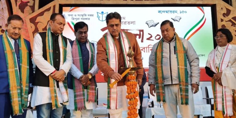 আজ সন্ধ্যায় হাপানিয়ার আন্তর্জাতিক মেলা প্রাঙ্গনে জাঁকজমকপূর্ণ অনুষ্ঠানের মধ্য দিয়ে উদ্বোধন হল ৪৪তম আগরতলা বই মেলা। মুখ্যমন্ত্রী ডাঃ মানিক সাহা মেলার আনুষ্ঠানিক উদ্বোধন করেন।