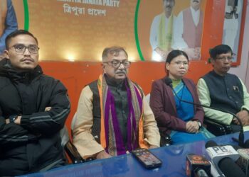 দেরাদুনে চাঞ্চল্যকর এঞ্জেল চাকমা খুন কাণ্ডে শোকাহত পরিবারকে সমবেদনা জানাতে রাজ্যে এলেন প্রাক্তন সাংসদ তরুণ বিজয়। শোকসন্তপ্ত পরিবার-পরিজনদের সঙ্গে সাক্ষাৎ করতেই তাঁর এই সফর বলে জানান তিনি।