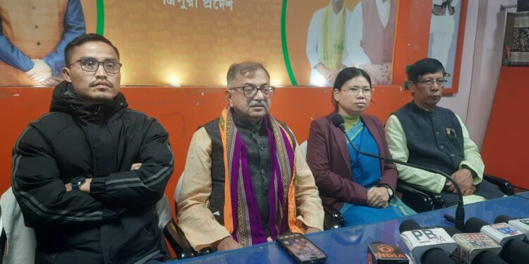 দেরাদুনে চাঞ্চল্যকর এঞ্জেল চাকমা খুন কাণ্ডে শোকাহত পরিবারকে সমবেদনা জানাতে রাজ্যে এলেন প্রাক্তন সাংসদ তরুণ বিজয়। শোকসন্তপ্ত পরিবার-পরিজনদের সঙ্গে সাক্ষাৎ করতেই তাঁর এই সফর বলে জানান তিনি।