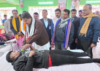 আগরতলা পুর নিগমের ৩৯ নম্বর ওয়ার্ডে আয়োজিত রক্তদান শিবিরে উপস্থিত থেকে রক্তদাতাদের উৎসাহ দিলেন মুখ্যমন্ত্রী ডা. মানিক সাহা। মানবিক উদ্যোগে স্বতঃস্ফূর্ত অংশগ্রহণ স্থানীয়দের।