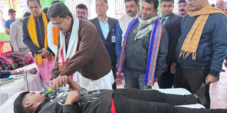 আগরতলা পুর নিগমের ৩৯ নম্বর ওয়ার্ডে আয়োজিত রক্তদান শিবিরে উপস্থিত থেকে রক্তদাতাদের উৎসাহ দিলেন মুখ্যমন্ত্রী ডা. মানিক সাহা। মানবিক উদ্যোগে স্বতঃস্ফূর্ত অংশগ্রহণ স্থানীয়দের।