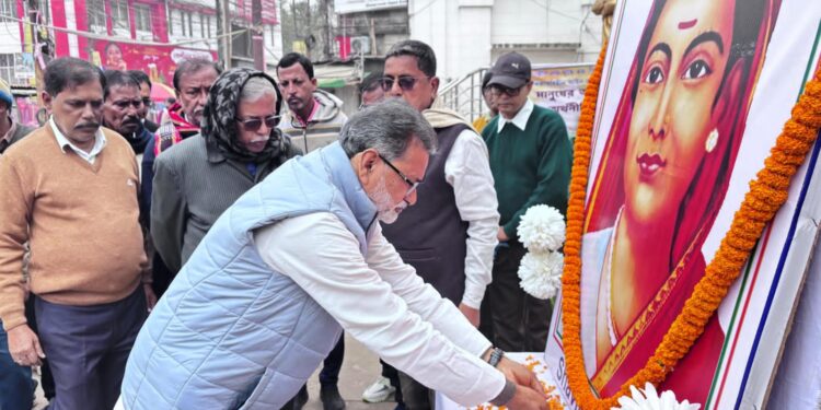 মহিলা শিক্ষার অগ্রদূত সাবিত্রীবাই জ্যোতিরাও ফুলের জন্মবার্ষিকীতে প্রদেশ কংগ্রেসের উদ্যোগে শ্রদ্ধার্ঘ্য। প্রদেশ কংগ্রেস ভবনে আয়োজিত সংক্ষিপ্ত অনুষ্ঠানে তাঁর প্রতিকৃতিতে পুষ্পার্ঘ্য অর্পণ করেন প্রদেশ কংগ্রেস সভাপতি আশীষ কুমার সাহা সহ অন্যান্য নেতৃত্ব।