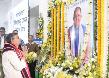 ত্রিপুরা বিধানসভায় অনুষ্ঠিত হল প্রয়াত প্রাক্তন অধ্যক্ষ বিশ্ববন্ধু সেনের স্মরণসভা। স্মরণসভায় তাঁকে শ্রদ্ধা জানিয়ে বক্তব্য রাখেন বিধায়ক ও মন্ত্রীরা। সংসদীয় শালীনতা, দৃঢ়তা ও মানবিকতায় তিনি আজও স্মরণীয়—মন্তব্য করেন মন্ত্রী রতন লাল নাথ। ত্রিপুরার বিধানসভা ও রাজনৈতিক ইতিহাসে তাঁর অবদান চিরকাল অম্লান থাকবে।