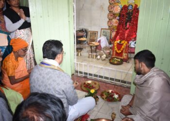 নিজের জন্মদিনে মায়ের আশীর্বাদ নিতে রাজধানীর মেলারমাঠ কালীবাড়িতে উপস্থিত হলেন মুখ্যমন্ত্রী ডাঃ মানিক সাহা। দলীয় কর্মী-সমর্থকদের ভিড়ের মধ্যেই নিজ হাতে মায়ের পুজো-আর্চনা করে রাজ্যের সুখ-সমৃদ্ধি কামনা করেন তিনি।