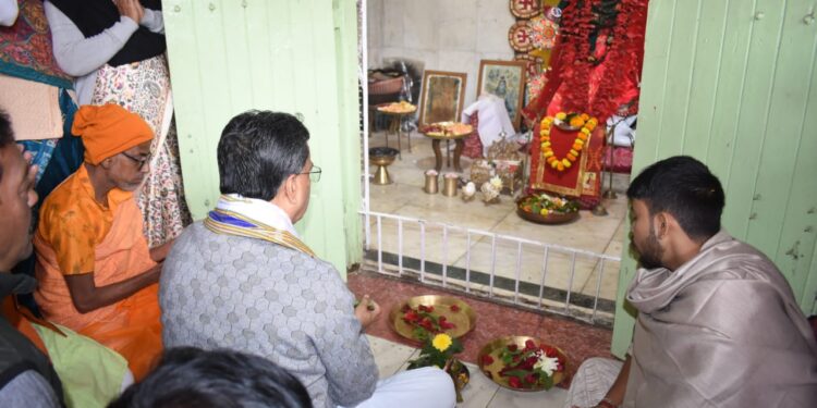 নিজের জন্মদিনে মায়ের আশীর্বাদ নিতে রাজধানীর মেলারমাঠ কালীবাড়িতে উপস্থিত হলেন মুখ্যমন্ত্রী ডাঃ মানিক সাহা। দলীয় কর্মী-সমর্থকদের ভিড়ের মধ্যেই নিজ হাতে মায়ের পুজো-আর্চনা করে রাজ্যের সুখ-সমৃদ্ধি কামনা করেন তিনি।