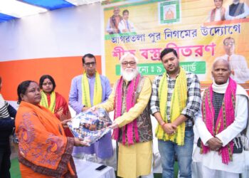 আগরতলা পুর নিগমের উদ্যোগে ৯ নম্বর ওয়ার্ডে শীতবস্ত্র বিতরণ কর্মসূচি। 