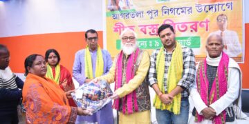 আগরতলা পুর নিগমের উদ্যোগে ৯ নম্বর ওয়ার্ডে শীতবস্ত্র বিতরণ কর্মসূচি। 