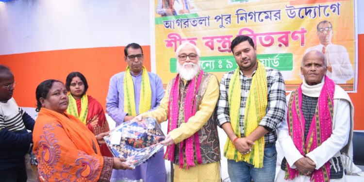 আগরতলা পুর নিগমের উদ্যোগে ৯ নম্বর ওয়ার্ডে শীতবস্ত্র বিতরণ কর্মসূচি। 