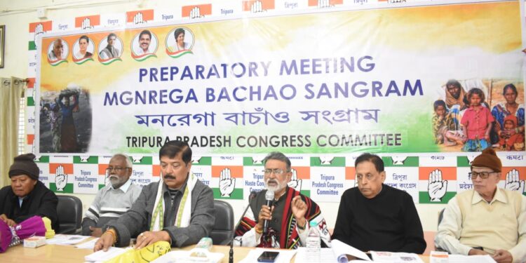 মনরেগা বাঁচাও সংগ্রাম কর্মসূচি ঘিরে ত্রিপুরা প্রদেশ কংগ্রেস ভবনে পর্যালোচনা বৈঠক অনুষ্ঠিত হয়। বৈঠকে উপস্থিত ছিলেন প্রদেশ কংগ্রেস সভাপতি আশীষ কুমার সাহা, বিধায়ক সুদীপ রায় বর্মণসহ অন্যান্য কংগ্রেস নেতৃত্বরা।