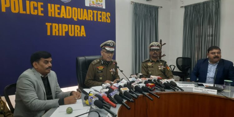 সাংবাদিক সম্মেলনে বক্তব্য রাখছেন রাজ্য পুলিশের মহানির্দেশক আইপিএস অনুরাগ।