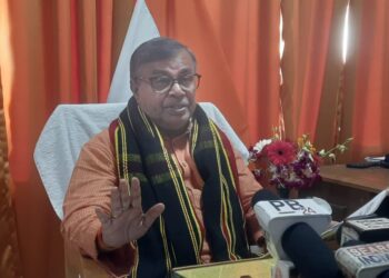 সাংবাদিক সম্মেলনে বিভিন্ন বিষয় নিয়ে বক্তব্য রাখলেন মন্ত্রী রতন লাল নাথ।