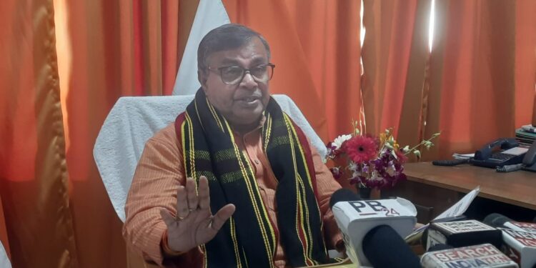 সাংবাদিক সম্মেলনে বিভিন্ন বিষয় নিয়ে বক্তব্য রাখলেন মন্ত্রী রতন লাল নাথ।