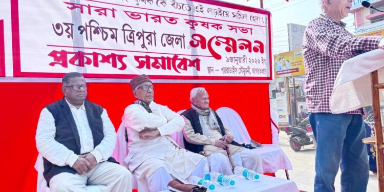 কৃষকদের অধিকার ও উন্নয়নের দাবিতে সারা ভারত কৃষক সভার ৩য় পশ্চিম ত্রিপুরা জেলা সম্মেলন অনুষ্ঠিত আগরতলায়। প্যারাডাইস চৌমুহনি এলাকায় আয়োজিত এই সম্মেলনে প্রাক্তন মুখ্যমন্ত্রী মানিক সরকারসহ রাজ্য সম্পাদক পবিত্র কর ও সংগঠনের অন্যান্য নেতা-কর্মীরা উপস্থিত থেকে কৃষকদের বিভিন্ন সমস্যা নিয়ে আলোচনা করেন।