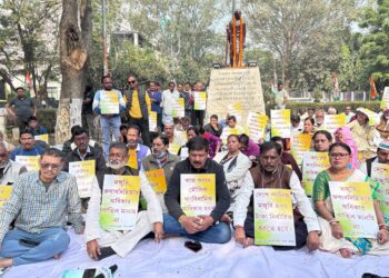 কংগ্রেসের সর্বভারতীয় আন্দোলন কর্মসূচির অঙ্গ হিসেবে আজ রাজধানীর সার্কিট হাউসে গান্ধী মূর্তির পাদদেশে অবস্থান কর্মসূচি পালন করল প্রদেশ কংগ্রেস। মনরেগা ইস্যুতে গোটা দেশ জুড়ে আন্দোলনের ডাক দিয়েছে এআইসিসি।