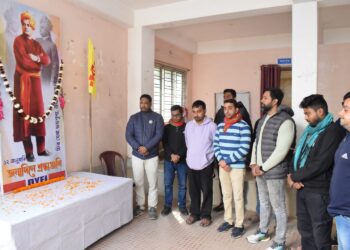 স্বামী বিবেকানন্দের জন্মবার্ষিকী উপলক্ষে DYFI-র উদ্যোগে ১২ই জানুয়ারি জাতীয় যুব দিবস পালন। ছাত্র যুব ভবনে স্বামীজির প্রতিকৃতিতে পুষ্পার্ঘ্য অর্পণ করে শ্রদ্ধা জানান যুব নেতৃত্বরা। যুবসমাজকে স্বামী বিবেকানন্দের আদর্শে দেশ গঠনে এগিয়ে আসার আহ্বান জানানো হয়।