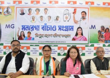 দলীয় সংগঠনকে আরও শক্তিশালী করতে রাজ্য সফরে এলেন সর্বভারতীয় মহিলা কংগ্রেসের সাধারণ সম্পাদিকা। বিভিন্ন কর্মসূচি ও নেতৃত্বের সঙ্গে বৈঠকে অংশ নেন তিনি।